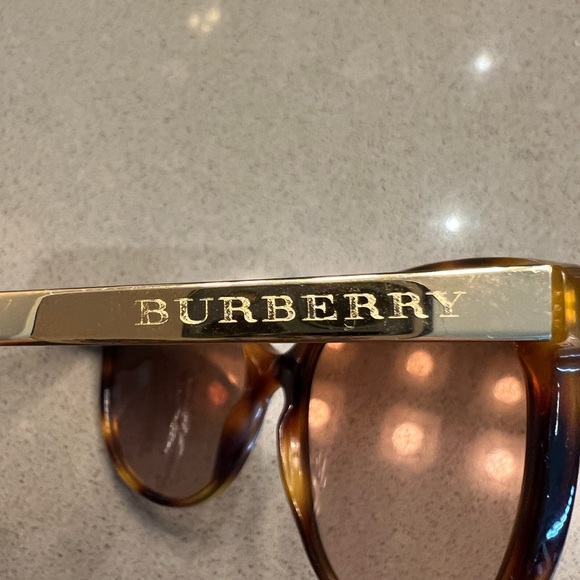 Burberry sunglasses with case - Picture 3 of 11